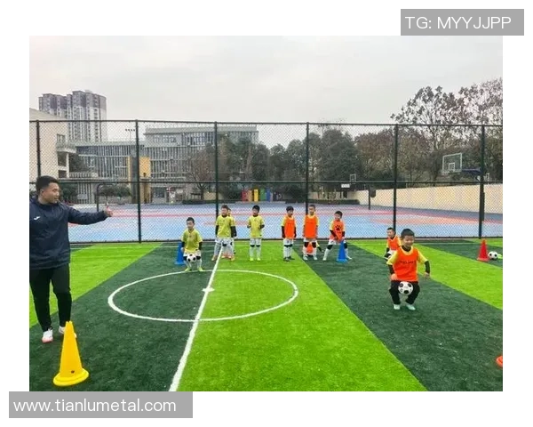 某富足球引领新风潮助力青少年足球发展与国际交流